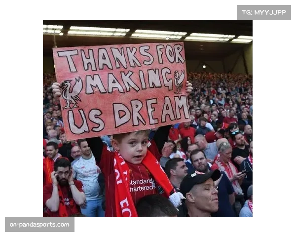 特写：大雨中，小球迷高举“这是我第一场英超”的标语