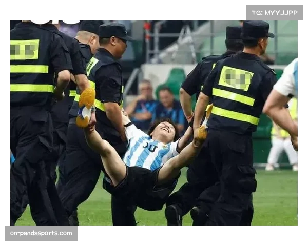 球迷闯入球场试图与球员击掌，被保安迅速带离